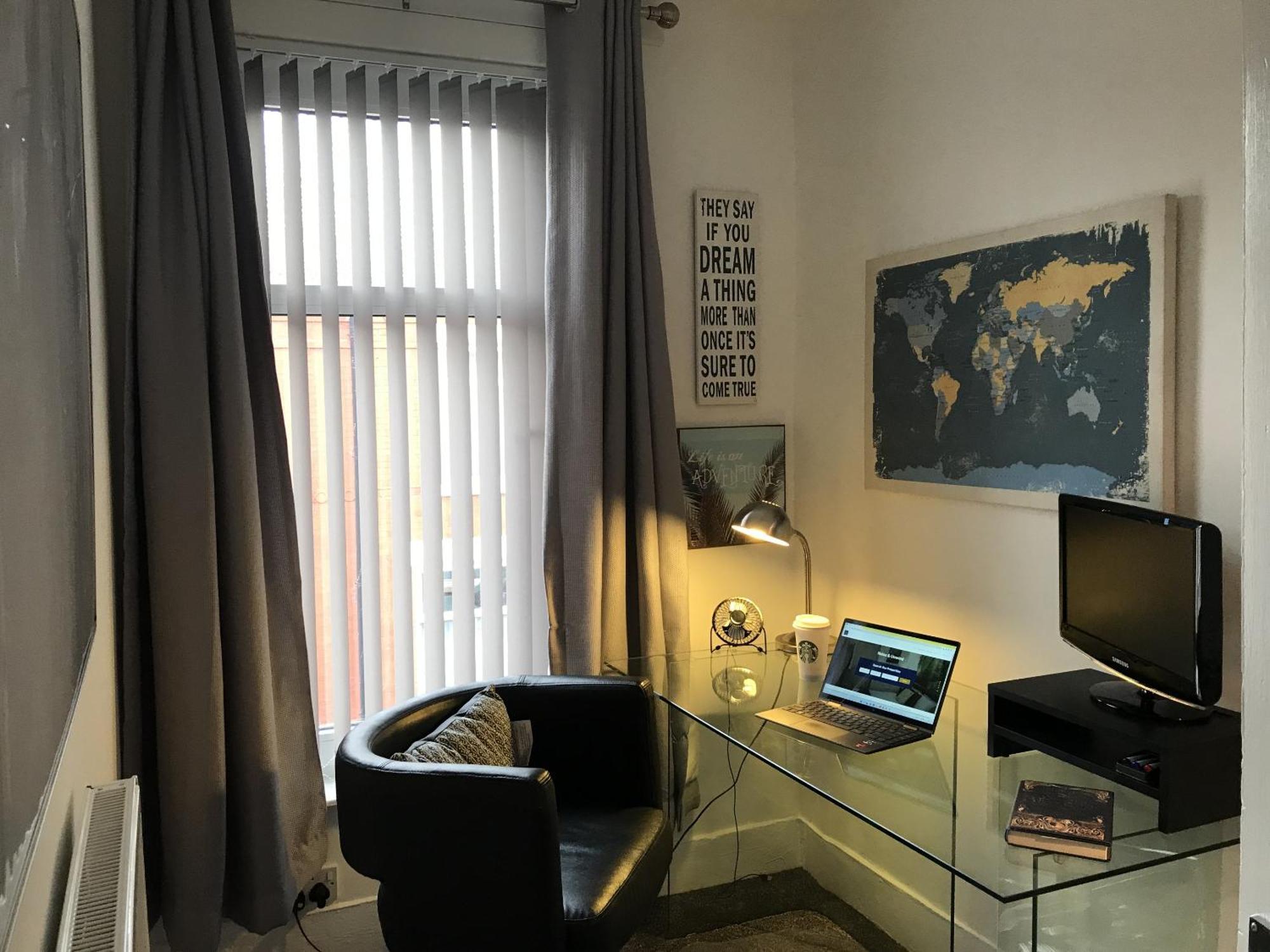Bright Spacious 3-Bed With Office & Patio, Preston プレストン エクステリア 写真