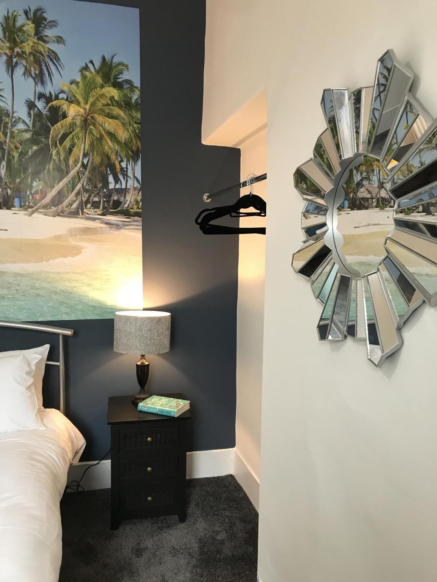 Bright Spacious 3-Bed With Office & Patio, Preston プレストン エクステリア 写真