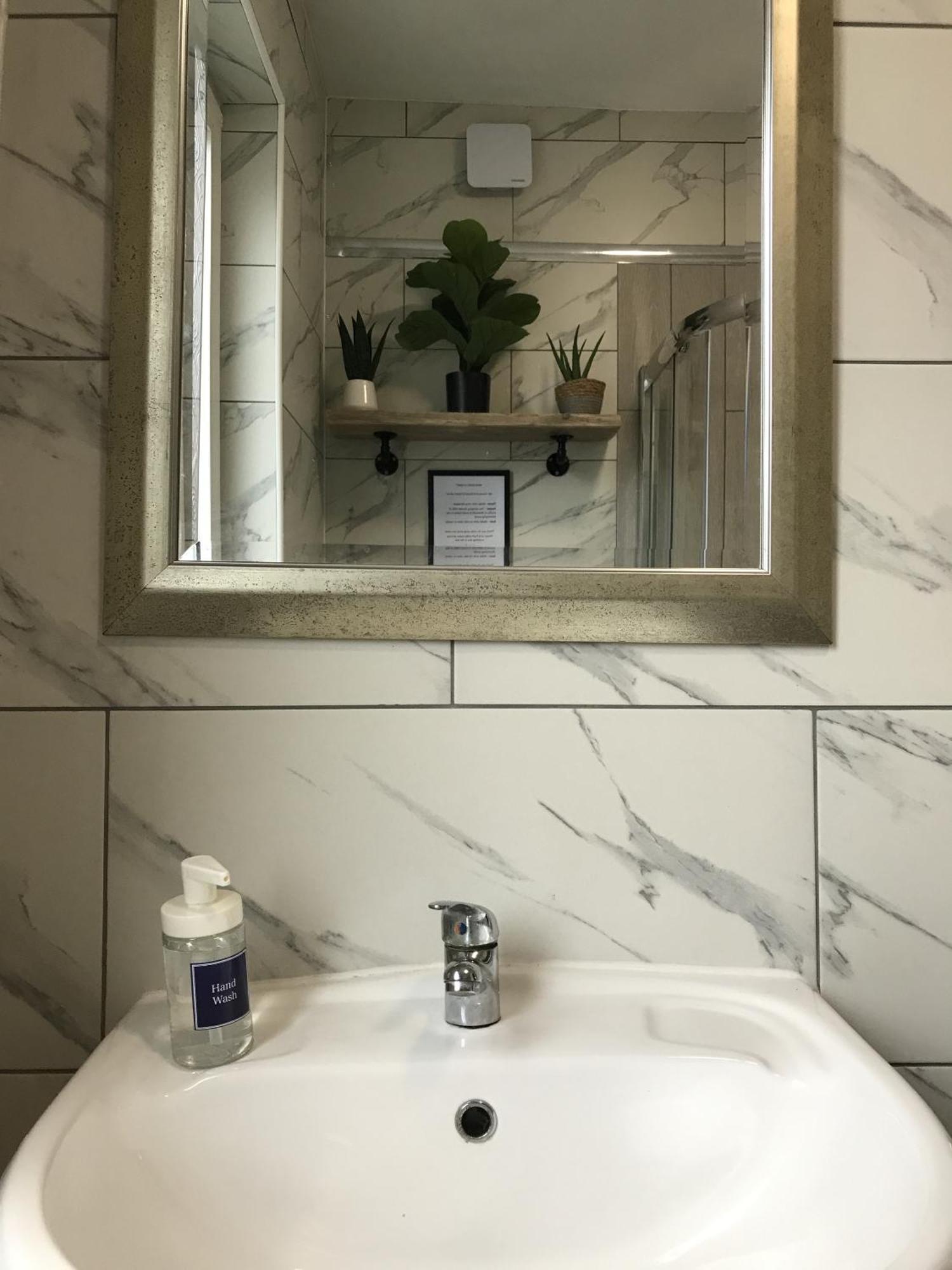 Bright Spacious 3-Bed With Office & Patio, Preston プレストン エクステリア 写真