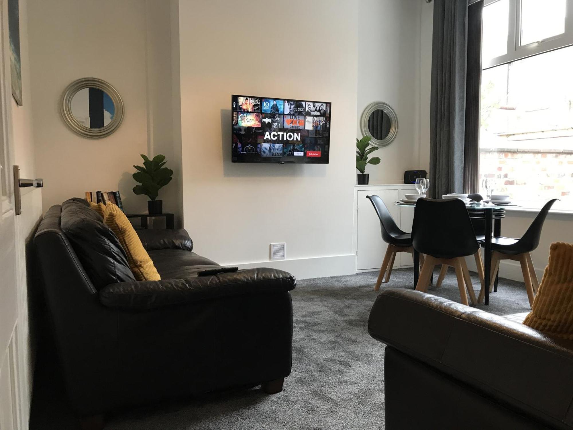 Bright Spacious 3-Bed With Office & Patio, Preston プレストン エクステリア 写真