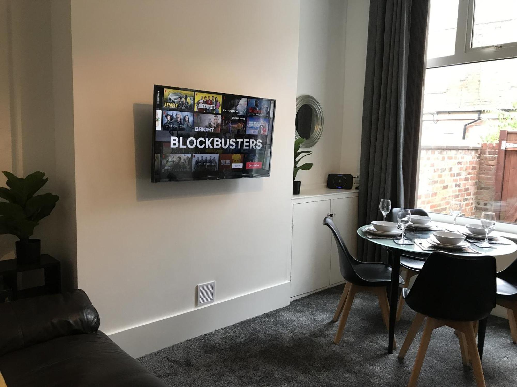 Bright Spacious 3-Bed With Office & Patio, Preston プレストン エクステリア 写真