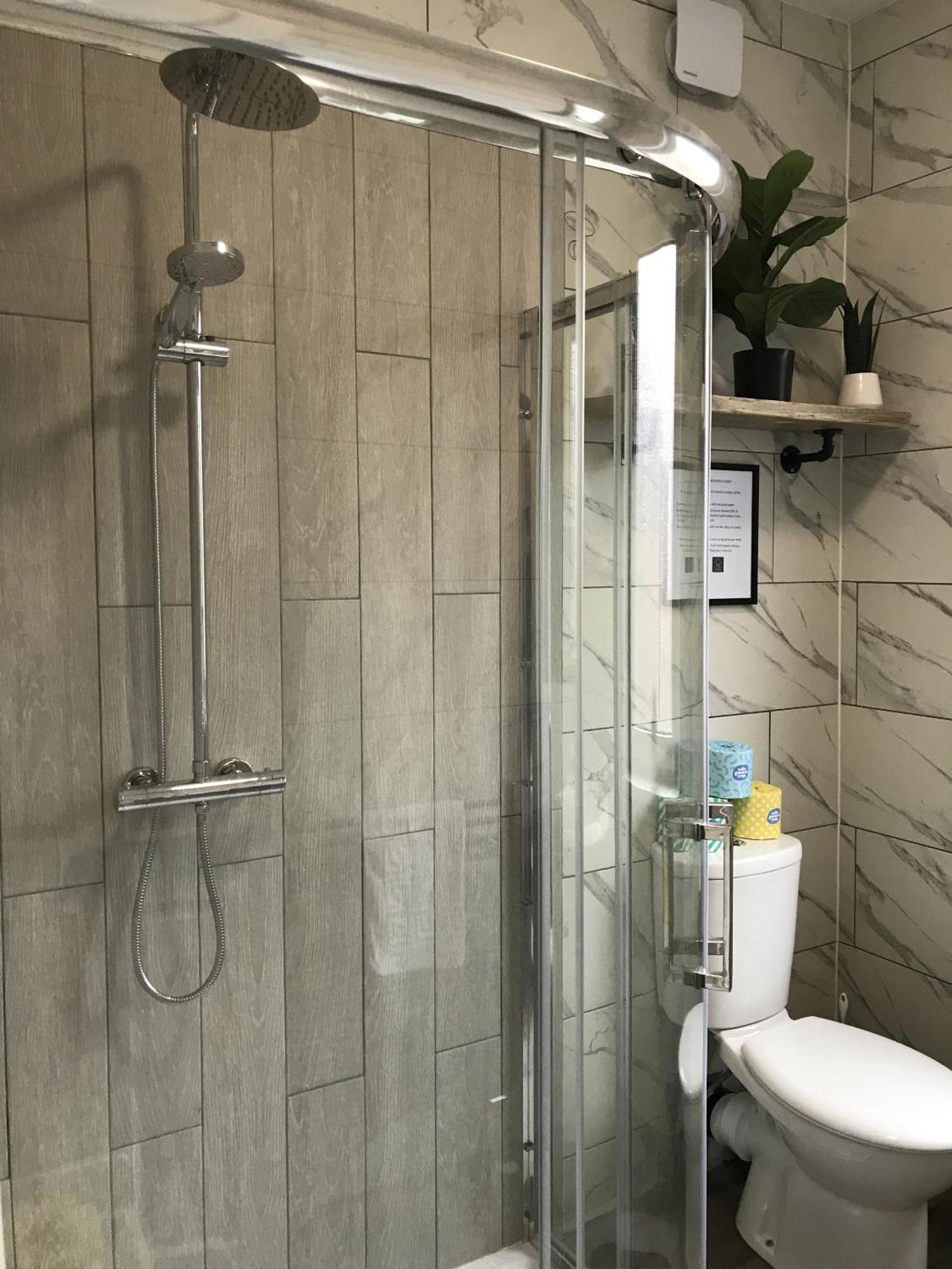 Bright Spacious 3-Bed With Office & Patio, Preston プレストン エクステリア 写真